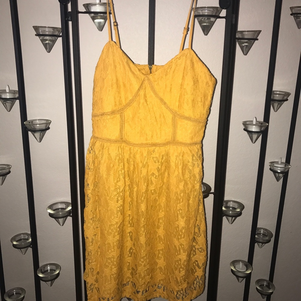 Pretty lil' yellow lace dress